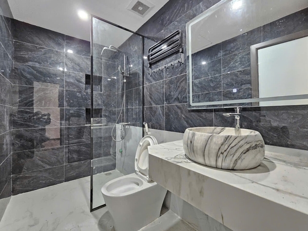 Bán nhà Ngõ 204 Cổ Linh, gần Aeon Mall, 7 tầng, DT 61m2, MT 4m, 4PN, có thang máy, gara