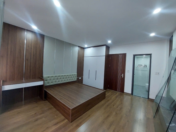 Bán nhà Bồ Đề, gần cầu Chương Dương,  6 tầng, DT 40m2, MT 4.5m, 3PN, có thang máy