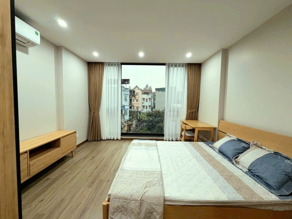 Bán nhà phố Lệ Mật, gần chợ Ô Cách, 4 tầng, DT 70m2, MT 4.4m, 4PN, full nội thất