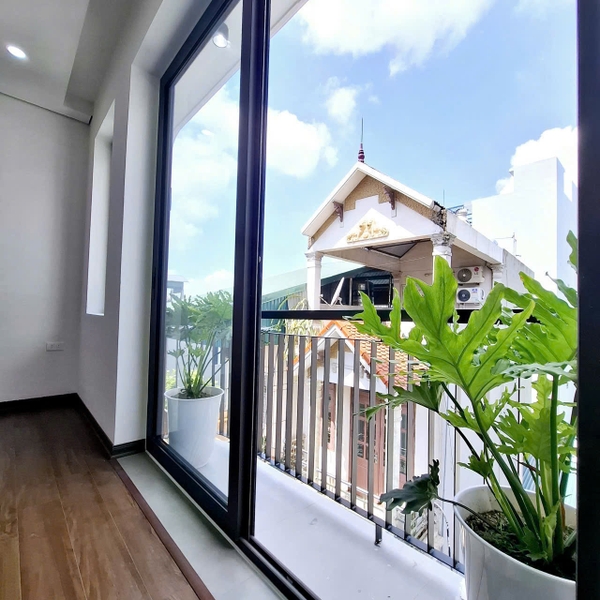 Bán nhà gần Trường Cấp 3 Thạch Bàn, 6 tầng, DT 30m2, MT 4.2m, 3PN, full nội thất, 2026