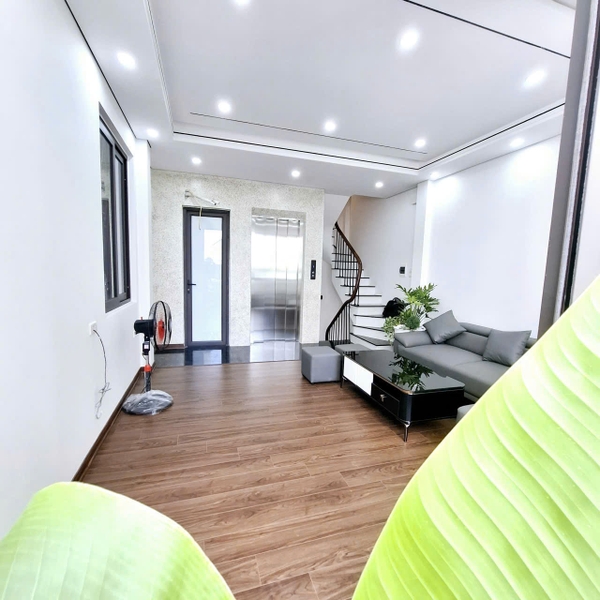 Bán nhà gần Trường Cấp 3 Thạch Bàn, 6 tầng, DT 30m2, MT 4.2m, 3PN, full nội thất, 2026