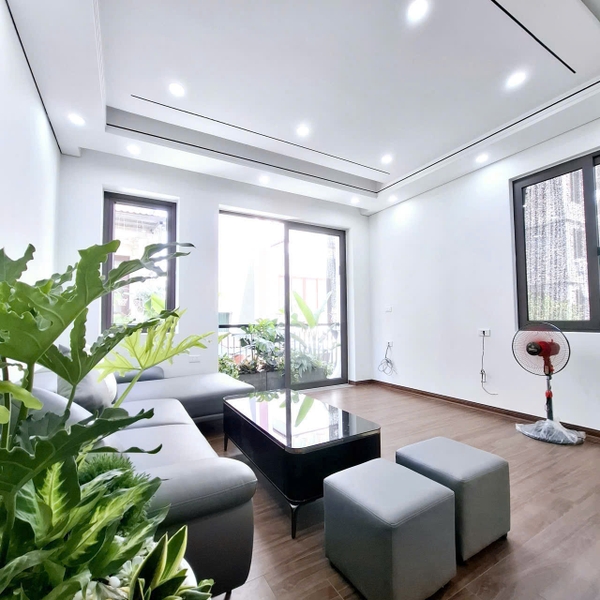 Bán nhà gần Trường Cấp 3 Thạch Bàn, 6 tầng, DT 30m2, MT 4.2m, 3PN, full nội thất, 2026