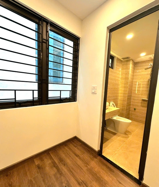 Bán nhà phố Ngọc Lâm, gần Mipec, 6 tầng, DT 80m2, MT 4.8m, 4PN, có thang máy, gara