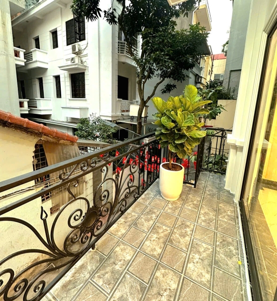 Bán nhà phố Ngọc Lâm, gần Mipec, 6 tầng, DT 80m2, MT 4.8m, 4PN, có thang máy, gara