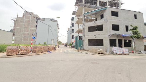 Bán đất đấu giá Cự Khối, gần Hồ Cự Khối, Lô góc, DT 83m2, MT 7.6m, tiện kinh doanh
