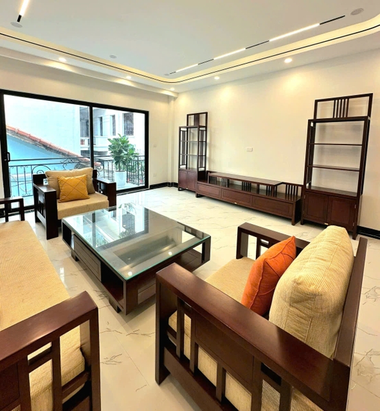 Bán nhà phố Ngọc Lâm, gần Mipec, 6 tầng, DT 80m2, MT 4.8m, 4PN, có thang máy, gara