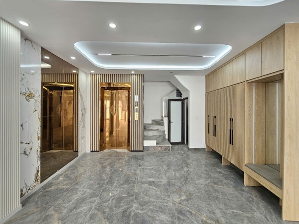 Bán nhà Ngõ 204 Cổ Linh, gần Aeon Mall, 7 tầng, DT 61m2, MT 4m, 4PN, có thang máy, gara