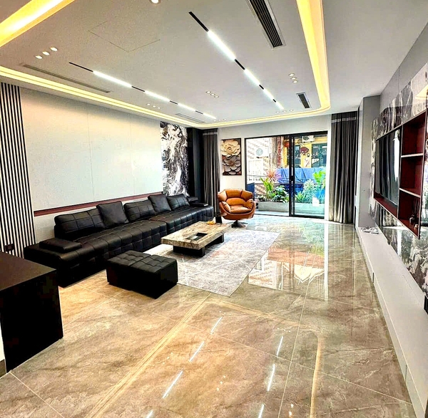 Bán nhà phố Ngô Gia Tự, Việt Hưng, 6 tầng, DT 110m2, MT 5.2m, 5PN, thang máy, gara ô tô