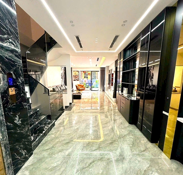 Bán nhà phố Ngô Gia Tự, Việt Hưng, 6 tầng, DT 110m2, MT 5.2m, 5PN, thang máy, gara ô tô