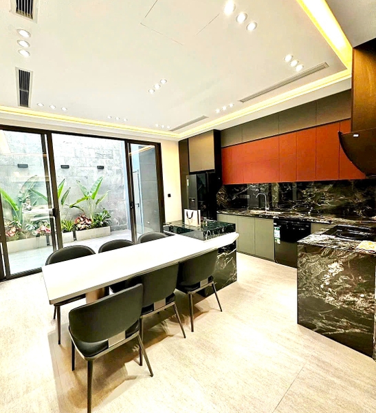 Bán nhà phố Ngô Gia Tự, Việt Hưng, 6 tầng, DT 110m2, MT 5.2m, 5PN, thang máy, gara ô tô