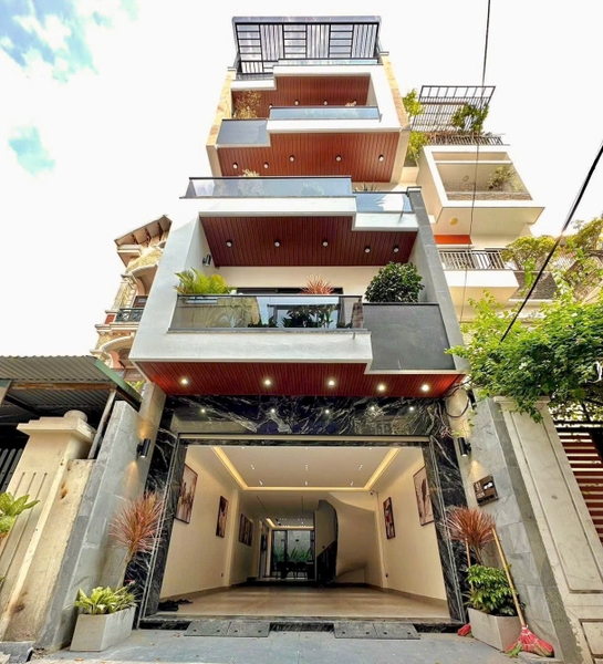 Bán nhà phố Ngô Gia Tự, Việt Hưng, 6 tầng, DT 110m2, MT 5.2m, 5PN, thang máy, gara ô tô