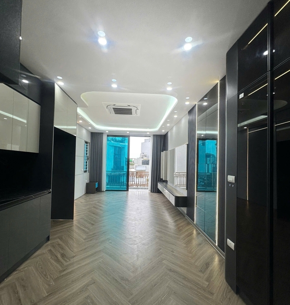 Bán nhà phân lô Cổ Linh, Thạch Bàn, 7 tầng, DT 40m2, MT 3.8m, tiện kinh doanh, 2026