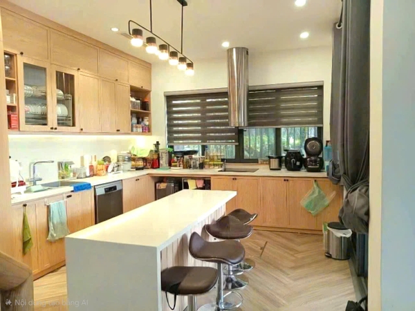 Bán nhà mặt hồ Cự Khối, 3 tầng, DT 100m2, MT 9m, lô góc, 3PN, view hồ, Đông Nam, 2026