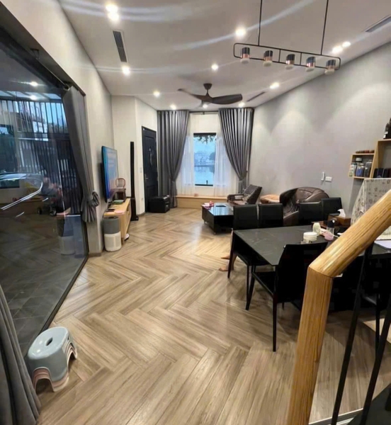 Bán nhà mặt hồ Cự Khối, 3 tầng, DT 100m2, MT 9m, lô góc, 3PN, view hồ, Đông Nam, 2026