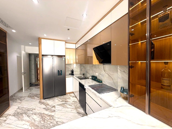 Bán nhà phân lô chân cầu Vĩnh Tuy, 8 tầng, DT 50m2, MT 3.6m, 3PN, có thang máy, gara ô tô