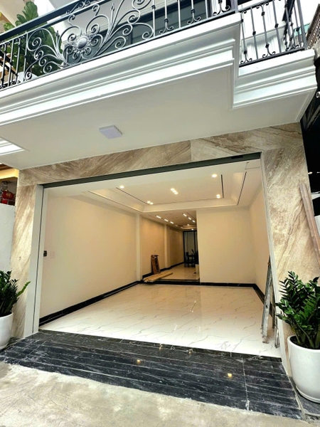 Bán nhà phố Ngọc Lâm, gần Mipec, 6 tầng, DT 80m2, MT 4.8m, 4PN, có thang máy, gara