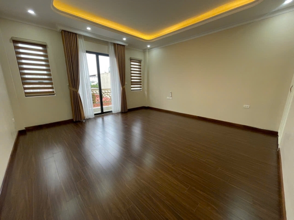 Bán nhà phân lô chân cầu Vĩnh Tuy, 7 tầng, DT 90m2, MT 5m, 4PN, có thang máy, gara