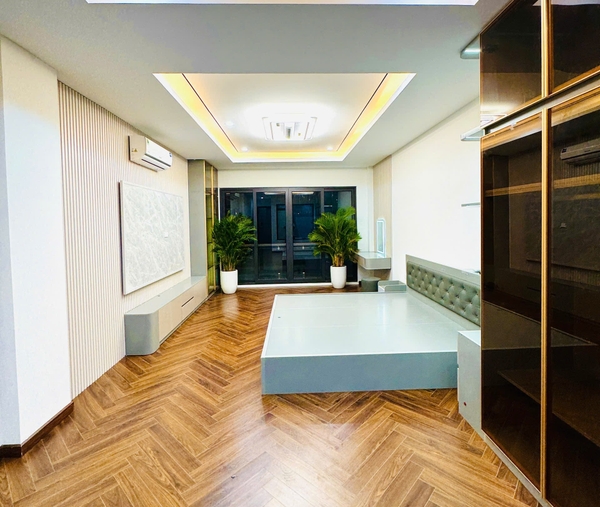 Bán nhà mặt ngõ phố Trạm, 7 tầng, DT 60m2, MT 4m, 4PN, Full nội thất, thang máy, gara