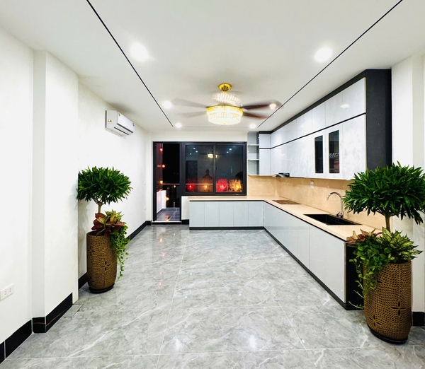 Bán nhà mặt ngõ phố Trạm, 7 tầng, DT 60m2, MT 4m, 4PN, Full nội thất, thang máy, gara