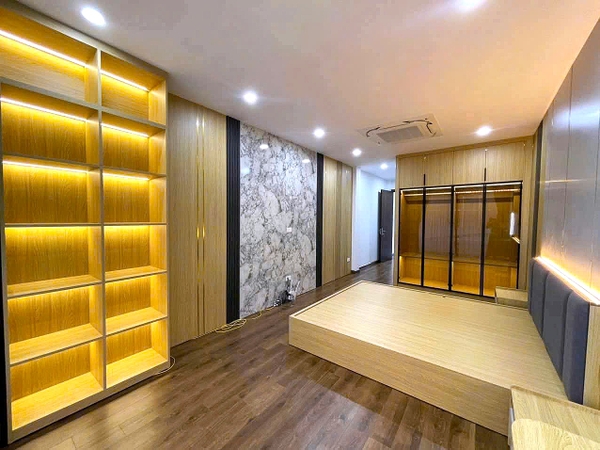 Bán nhà Ngõ 604 Ngọc Thụy, 6 tầng, DT 47m2, MT 3.4m, 3PN, thang máy, gara 2 ô tô