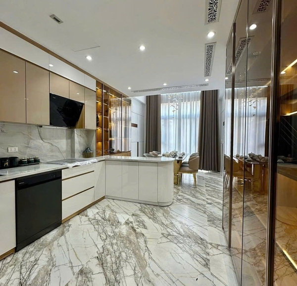 Bán nhà phân lô chân cầu Vĩnh Tuy, 8 tầng, DT 50m2, MT 3.6m, 3PN, có thang máy, gara ô tô