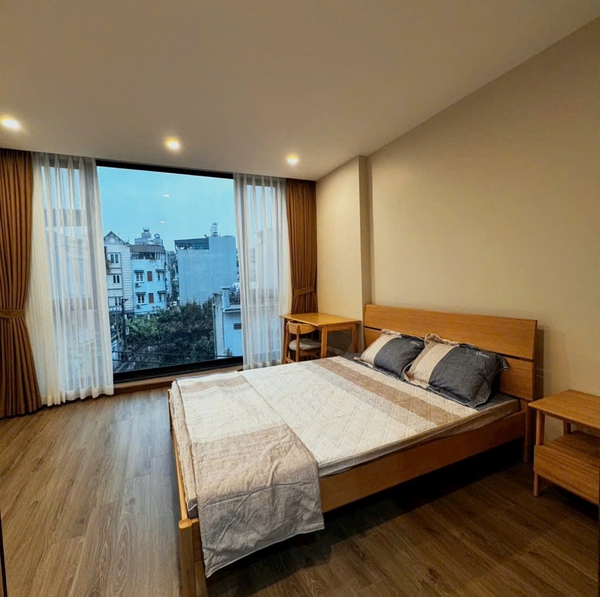 Bán nhà phố Lệ Mật, gần chợ Ô Cách, 4 tầng, DT 70m2, MT 4.4m, 4PN, full nội thất