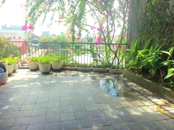 Bán nhà mặt hồ Cự Khối, 3 tầng, DT 100m2, MT 9m, lô góc, 3PN, view hồ, Đông Nam, 2026