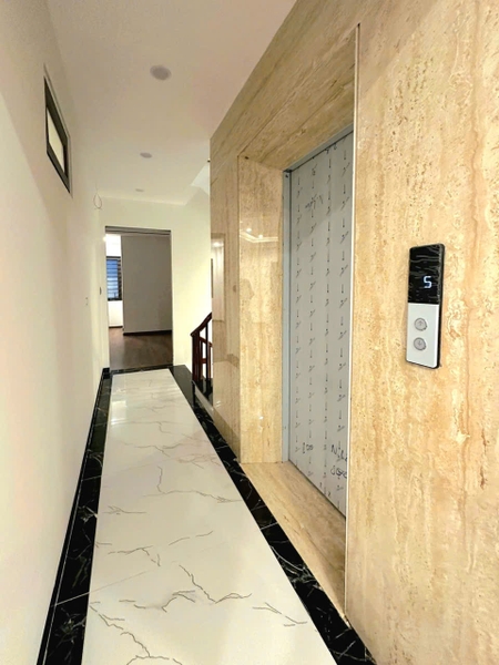 Bán nhà phố Ngọc Lâm, gần Mipec, 6 tầng, DT 80m2, MT 4.8m, 4PN, có thang máy, gara