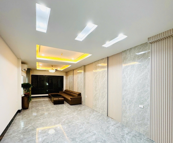 Bán nhà mặt ngõ phố Trạm, 7 tầng, DT 60m2, MT 4m, 4PN, Full nội thất, thang máy, gara