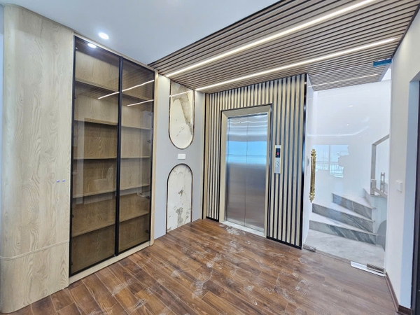 Bán nhà Ngõ 204 Cổ Linh, gần Aeon Mall, 7 tầng, DT 61m2, MT 4m, 4PN, có thang máy, gara