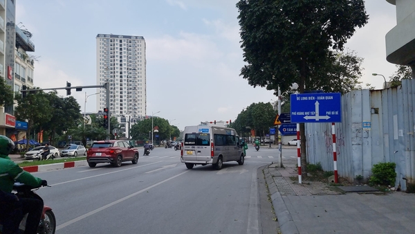 Bán đất phố Hồng Tiến, gần bệnh viện Tâm Anh, DT 135m2, MT 5m, ngõ thông, ô tô 7 chỗ vào