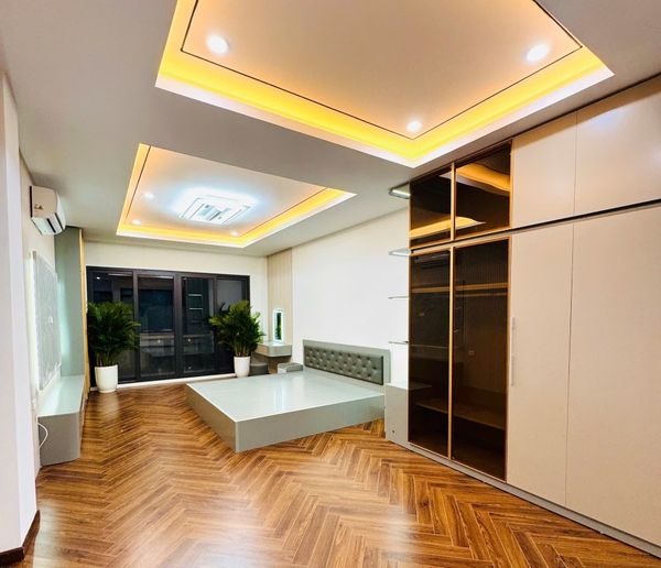 Bán nhà mặt ngõ phố Trạm, 7 tầng, DT 60m2, MT 4m, 4PN, Full nội thất, thang máy, gara