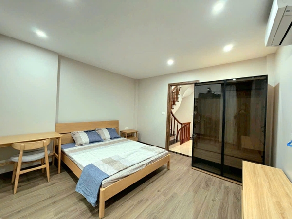 Bán nhà phố Lệ Mật, gần chợ Ô Cách, 4 tầng, DT 70m2, MT 4.4m, 4PN, full nội thất