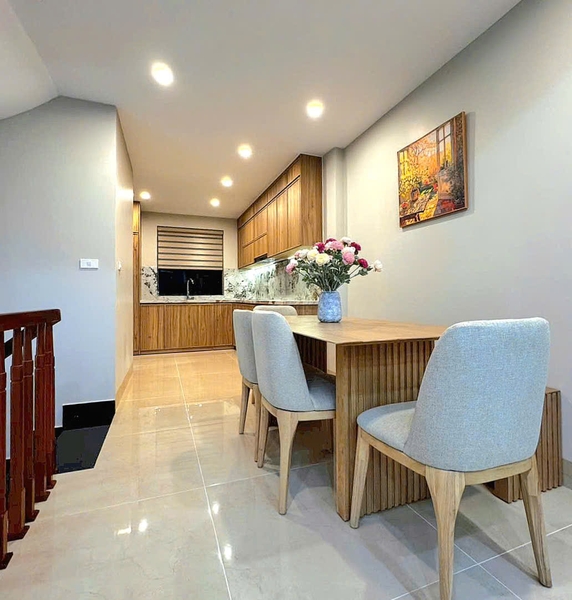 Bán nhà phố Lệ Mật, gần chợ Ô Cách, 4 tầng, DT 70m2, MT 4.4m, 4PN, full nội thất