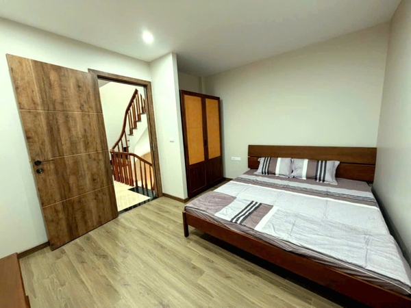 Bán nhà phố Lệ Mật, gần chợ Ô Cách, 4 tầng, DT 70m2, MT 4.4m, 4PN, full nội thất