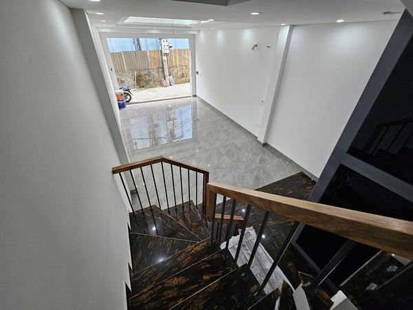 Bán nhà phố Cổ Linh, Thạch Bàn, nhà 6 tầng, DT 40m2, MT 4m, có thang máy, gara ô tô