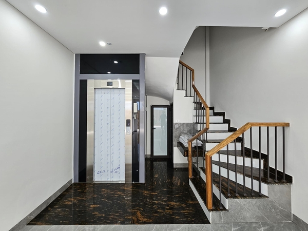 Bán nhà phố Cổ Linh, Thạch Bàn, nhà 6 tầng, DT 40m2, MT 4m, có thang máy, gara ô tô