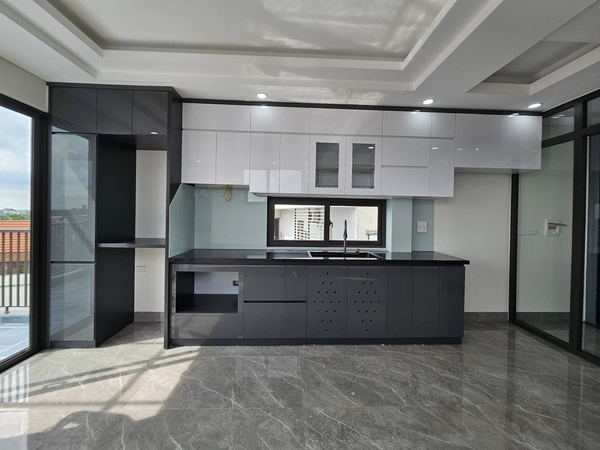 Bán nhà phố Cổ Linh, Thạch Bàn, nhà 6 tầng, DT 40m2, MT 4m, có thang máy, gara ô tô