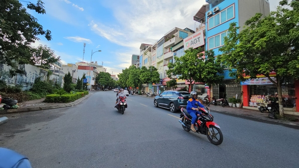 Bán nhà mặt ngõ phố Thạch Bàn, Nhà 4 tầng, DT 46m2, MT 6.7m, 4PN, ô tô đỗ cửa