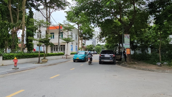 Bán nhà mặt ngõ phố Cổ Linh, Thạch Bàn, 3 tầng, DT 100m2, MT 18m, lô góc, 2 mặt tiền