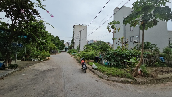 Bán đất phân lô Thạch Bàn, DT 80m2, MT 5.3m, đường và vỉa hè 7m, SĐCC, 2024
