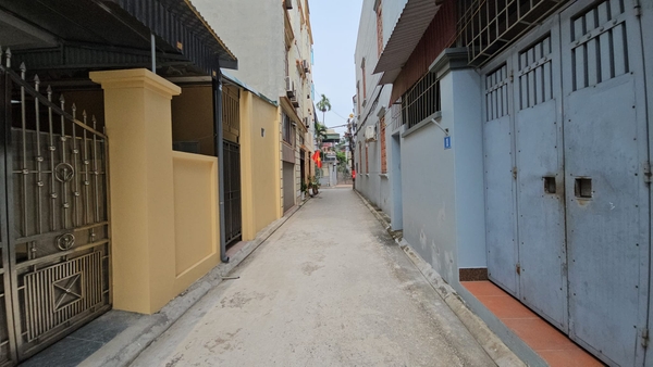 Bán đất phố Kẻ Tạnh, Giang Biên, DT 68m2, MT 4.3m, ngõ thông, ô tô 7 chỗ vào nhà