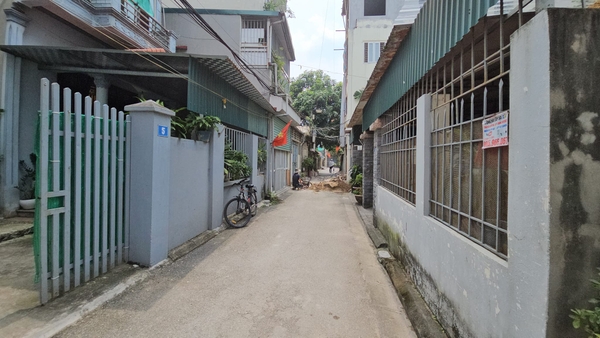 Bán đất phố Kẻ Tạnh, Giang Biên, DT 68m2, MT 4.3m, ngõ thông, ô tô 7 chỗ vào nhà