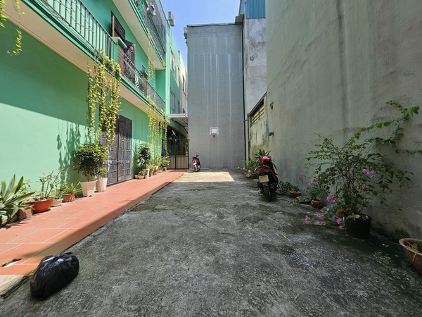 Bán đất phố Cổ Linh, Thạch Bàn, DT 55m2, MT 4m, lô góc, ngõ thông, ô tô vào nhà
