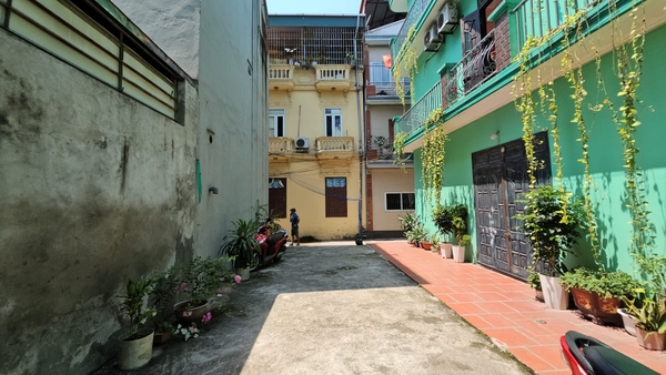 Bán đất phố Cổ Linh, Thạch Bàn, DT 55m2, MT 4m, lô góc, ngõ thông, ô tô vào nhà