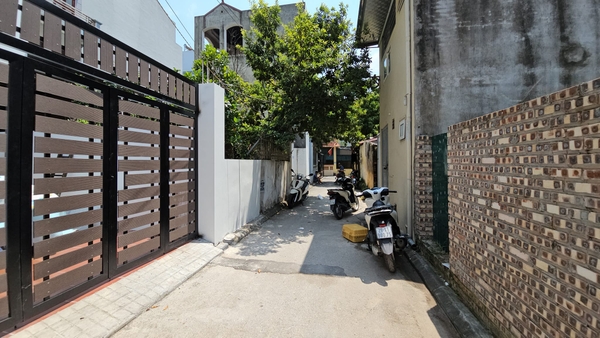 Bán đất phố Cổ Linh, Thạch Bàn, DT 55m2, MT 4m, lô góc, 2 mặt ngõ, ô tô đi qua, 2024