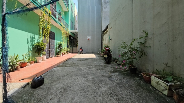 Bán đất phố Cổ Linh, Thạch Bàn, DT 55m2, MT 4m, lô góc, ngõ thông, ô tô vào nhà