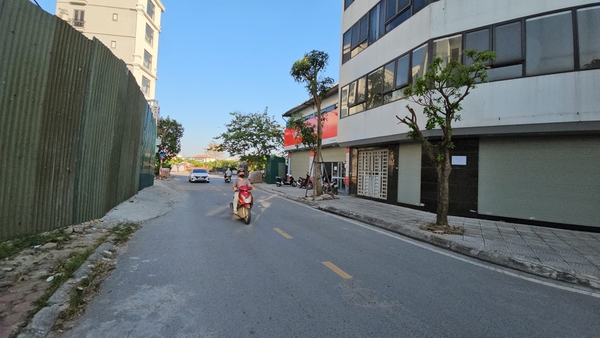 Bán nhà mặt ngõ phố Cổ Linh, Thạch Bàn, 3 tầng, DT 100m2, MT 18m, lô góc, 2 mặt tiền