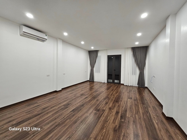 Bán nhà phố Cổ Linh, Thạch Bàn, Nhà 6 tầng, DT 50m2, MT 4.5m, có thang máy, gara ô tô