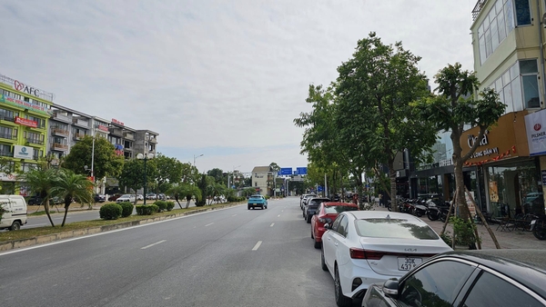 Bán đất phố Hồng Tiến, gần bệnh viện Tâm Anh, DT 135m2, MT 5m, ngõ thông, ô tô 7 chỗ vào